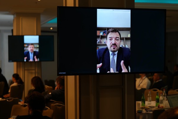 Rusif Hüseynov APRI Forumunda çıxış edib